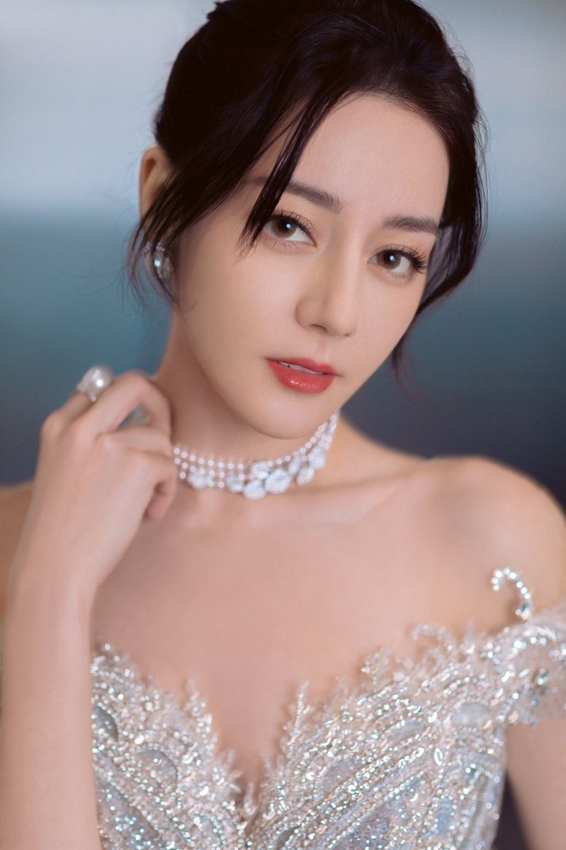 dramapotatoe's tweet photo. #Dilireba in JoliPoli for the China Internet Audio-Visual Gala

More snaps - https://t.co/D57B1tQ0NM https://t.co/Nbjs4buoKa