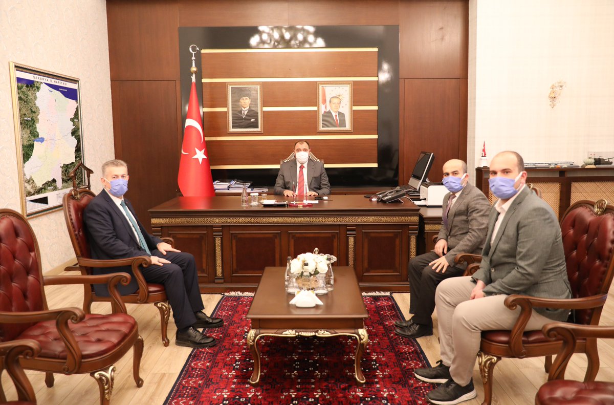 BİK Sakarya Şube Müdürü İbrahim Çorbacı,kurum çalışanlarıyla birlikte Valimiz Sn.Çetin Oktay Kaldırım’ı makamında ziyaret ederek,Basın İlan Kurumu yayınlarından çıkan ve Hatay'ın yakın tarihinin belgesi niteliğindeki “Hatay Devleti Resmi Gazetesi”ni takdim etti.
▪<a href="/valicetinoktay/">Çetin Oktay Kaldırım</a>