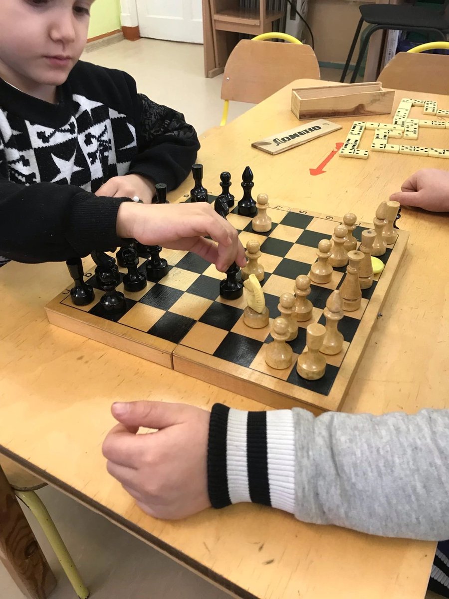 Воспитанникам с ОВЗ нравится участвовать в подвижных играх и упражняться со спортивным инвентарём. Наличие грамотно оформленного спортивного уголка в группе помогает воспитателю разнообразить занятия по физ.воспитанию детей и стимулирует их к активной самостоятельной деятельности