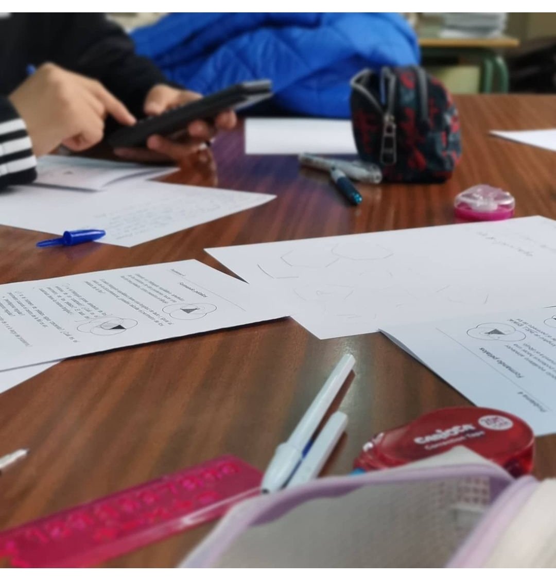 IESrycMadrid's tweet photo. Hoy es el día en el que nuestros dos equipos de 2 ESO disfrutan de la resolución de problemas en la Olimpiada Matemática que organiza @SMPM_EC. https://t.co/ZBrh9TdZLx