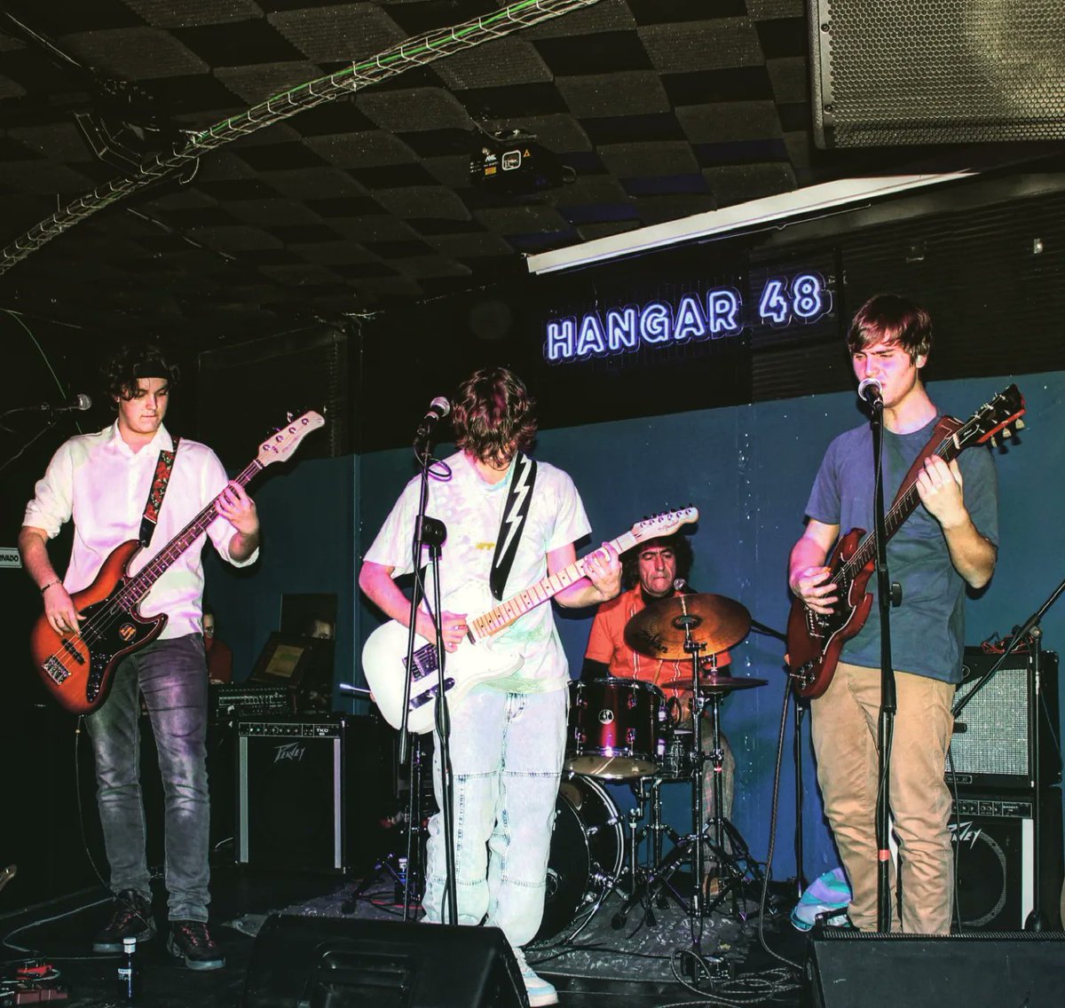 hen_banda's tweet photo. Ayer lo pasamos en grande tocando en @hangar48madrid, increíble sala! 🤪😇

Muchas gracias a todos por venir, hubo un ambientazo!! 🤙 Y gracias también a @nateskiess por subirse a tocar unos temas 🔥👊

#nothingood #live #madrid #concierto #rock #pop #weezer https://t.co/iHYI5q3giN