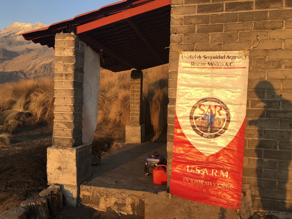 USARM's tweet photo. Fin de semana despejado. Alta afluencia de visitantes, algunos con perros, otros cortando rosas de montaña y unos más metiendo vehículos a zonas de pastizal. “Guías” que dejan a su grupo a su suerte (nada nuevo) y mucha gente con mal de montaña. #iztaccíhuatl #USARM #CEFOE https://t.co/BWIwE4VoGo