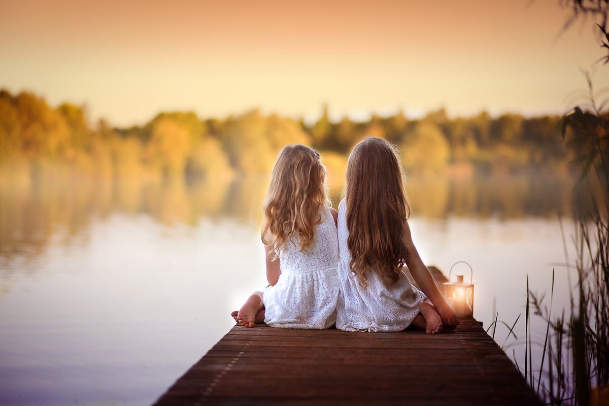 подружки обнимаются. Best friends start. подруги вместе. родители стоят спиной. хорошие друзья.