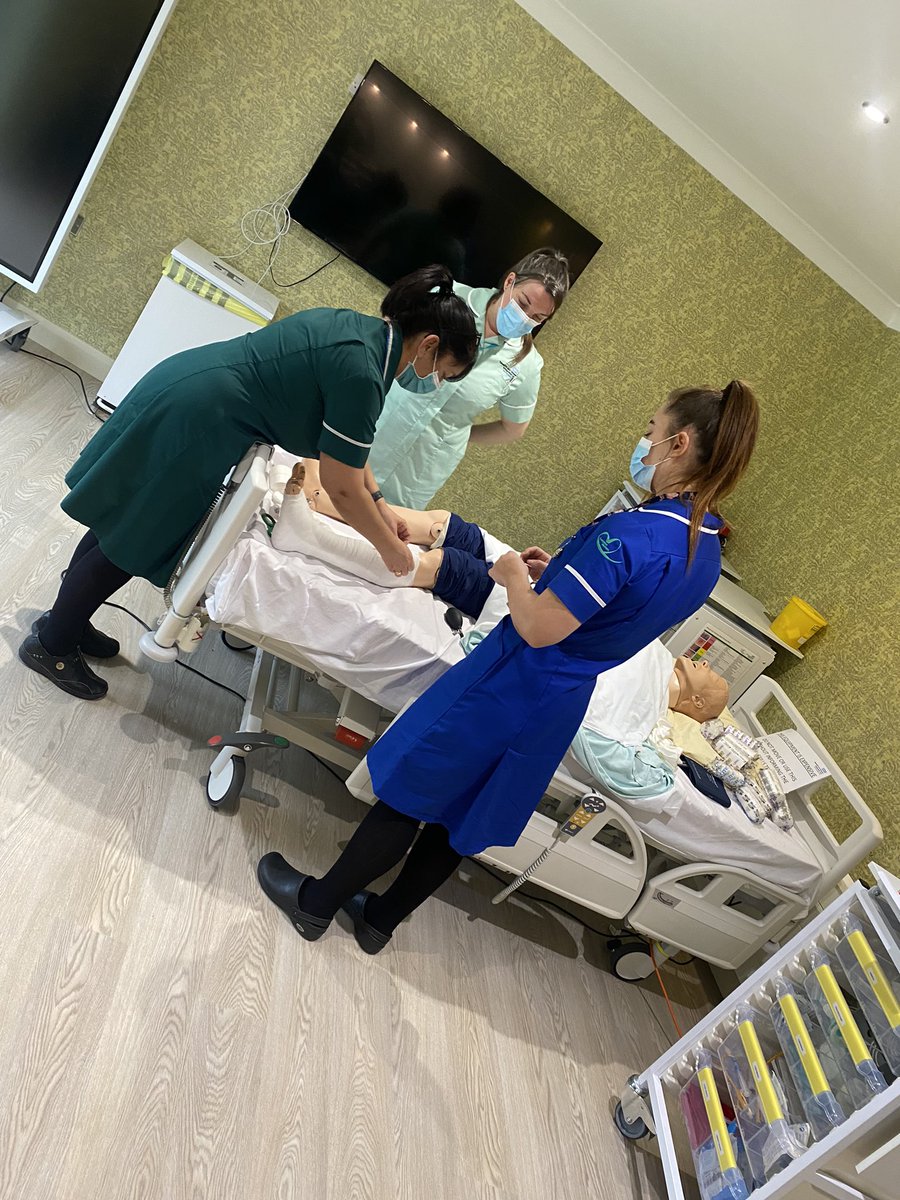 leamorgan326's tweet photo. Facilitating simulation of practice today in our fantastic skills suite ๐ #teaching #woundcare #pressuredamage #bandaging #cathetercare https://t.co/Ay9HEhbDW0