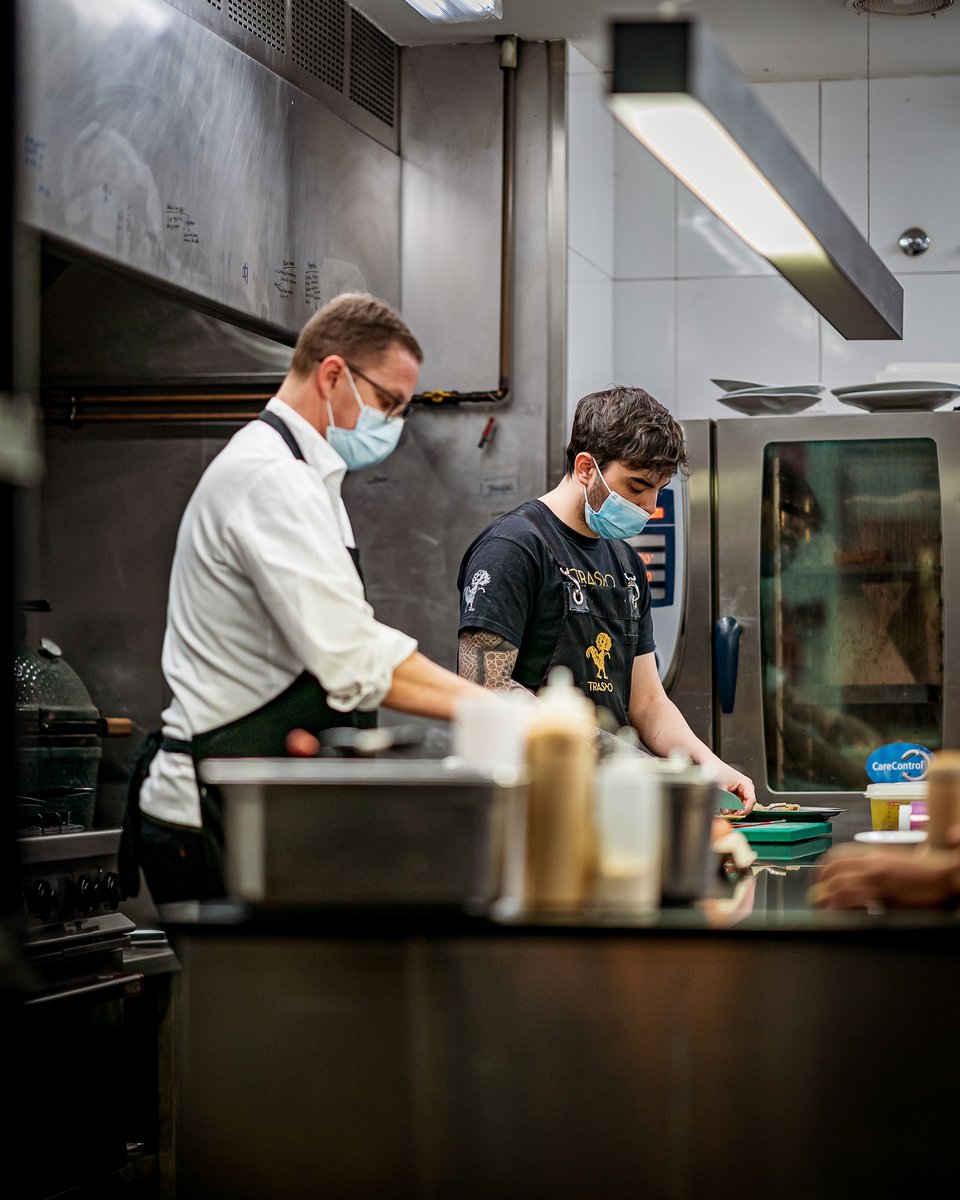 Cuando Miguel y Teo se ponen a currar mano a mano, sacan unos platazos increíbles. ¡Tenemos muchas novedades! Vente y que no te lo cuenten ✌🏻🔥🐓🥦

RESERVAS ☎️👉🏻 bit.ly/reservaentrasto
📍 Calle Menéndez Pelayo esquina calle Santa María

#seTrasTO