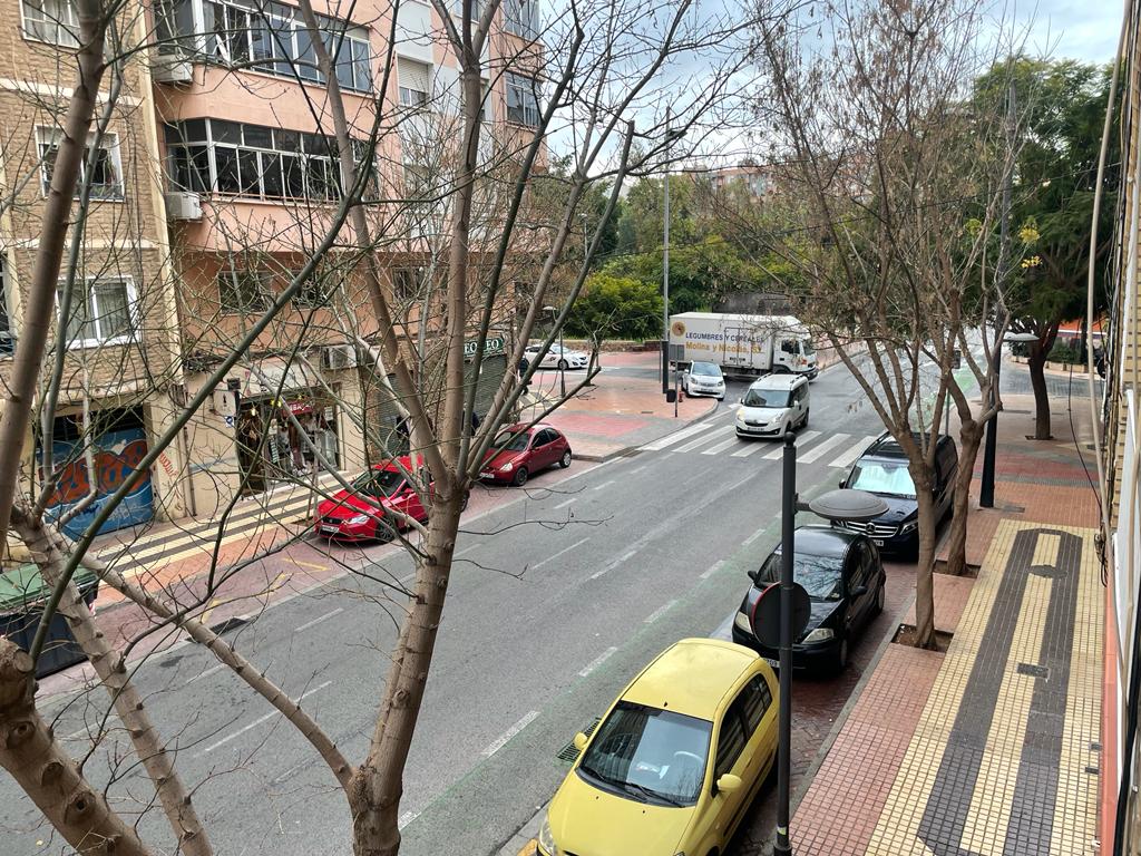 Vendemos piso junto al parque de Los Juncos, vivienda de 4 dormitorios, 2 baños, salón, cocina, patio de 30 m2, posibilidad de garaje cerrado.