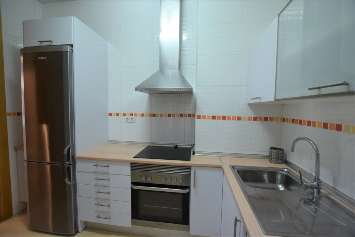 Se vende estupendo apartamento en el centro de Cartagena, 2 dormitorios, 2 baños, salón, cocina amueblada con electrodomésticos, aire acondicionado por conductos, calefacción por radiadores, pintura lisa, suelo de tarima flotante.