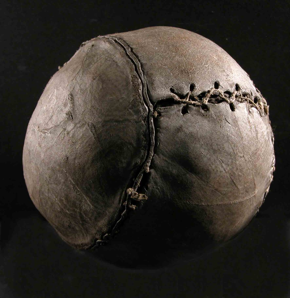 Первый мяч в футболе. Мяч в древней Греции фоллис. Первый футбольный мяч. Первый мяч в мире. Самый первый футбольный мяч.