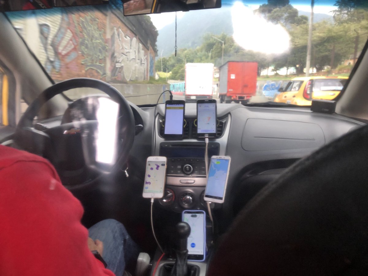 JillFortune's tweet photo. Cada taxi hoy en día es todo un centro de operaciones #Bogota https://t.co/qBA1FB7eg2