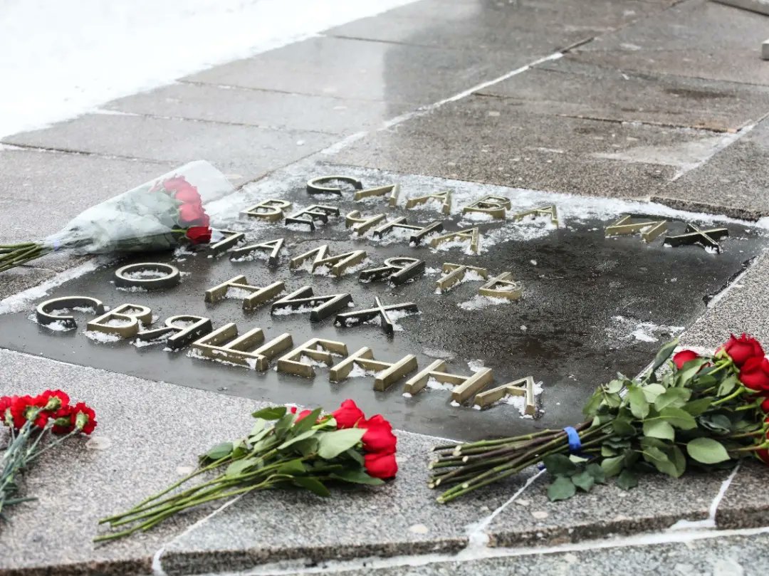 В день 79-й годовщины победы в Сталинградской битве почтили память Героев Сталинграда минутой молчания и возложили цветы к Вечному огню.
За освобождение города на Волге погибли около 500 тысяч солдат, более 7 тысяч из них – наши земляки.
Вечная слава Героям!