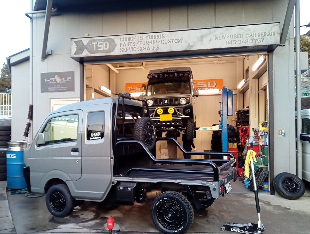 keikitchen03's tweet photo. 本日はT-STYLEさんで打ち合わせからの
Jimryのデモカーに乗せて頂きました😆
4インチアップとは思えない乗り心地
最高でした✨
そして帰り際502FACTORYさんのJimryが
こちらはロールーフ！
外見は可愛らしいく内装は黒で統一され
乗り込んだらカッコいい✨
#ティースタイル 
#502FACTORY
#圭きっちん https://t.co/rlgl2uGowc