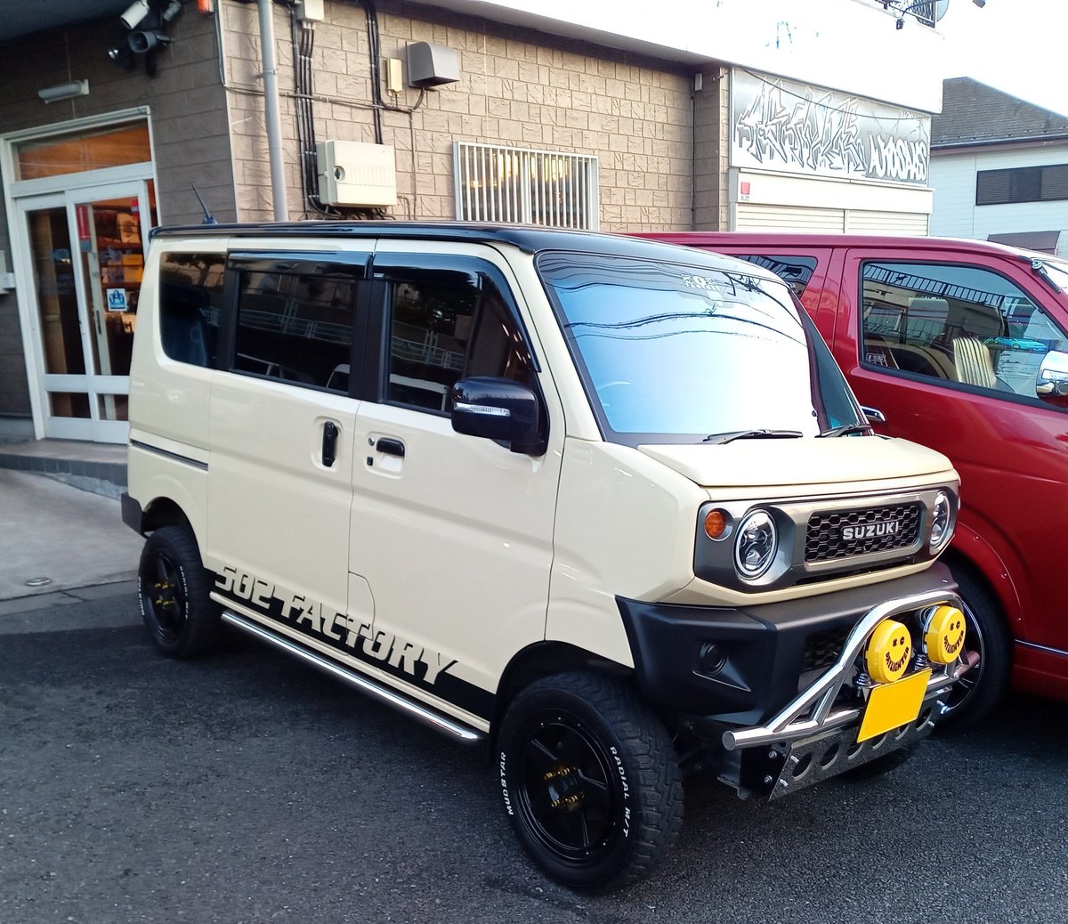 keikitchen03's tweet photo. 本日はT-STYLEさんで打ち合わせからの
Jimryのデモカーに乗せて頂きました😆
4インチアップとは思えない乗り心地
最高でした✨
そして帰り際502FACTORYさんのJimryが
こちらはロールーフ！
外見は可愛らしいく内装は黒で統一され
乗り込んだらカッコいい✨
#ティースタイル 
#502FACTORY
#圭きっちん https://t.co/rlgl2uGowc