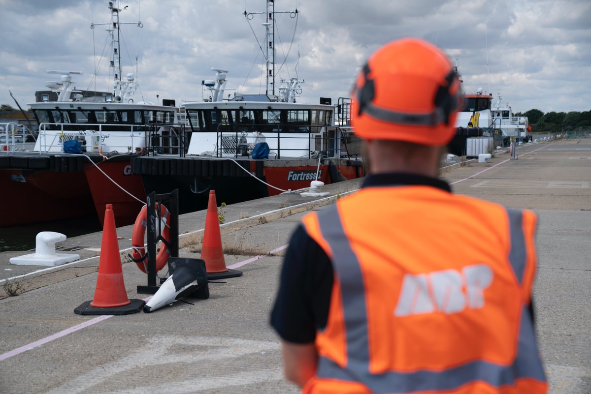 ThinkLowestoft's tweet photo. Did you know The Port of Lowestoft handles around 30,000 tonnes of cargo per year and together with ABP's other two East Anglian ports, King’s Lynn and Ipswich, contributes £360 million to the economy and support 5,300 jobs. 
#ThinkLowestoft #TheLeadingLight #ThePortofLowestoft https://t.co/7A257tWMUt