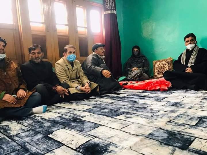 PdpRajouri's tweet photo. @jkpdp  president and former Chief Minister Ms. @MehboobaMufti Sahiba along with senior leaders of the party visited the residence of Senior Leader and former minister Adv. Abdul Haq Khan sahab (Lolab Kupwara) for Condolence on the sad demise of his sister. @YouthJKPDP https://t.co/BwmDCKnv46