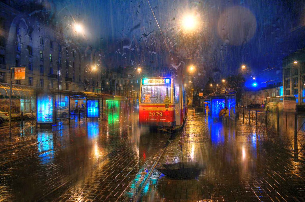 не прекращавшийся всю ночь дождь. для настроения в дождливый день. не прекращавшийся всю ночь дождь. оранжевый дождь. девушка у окна дождь.