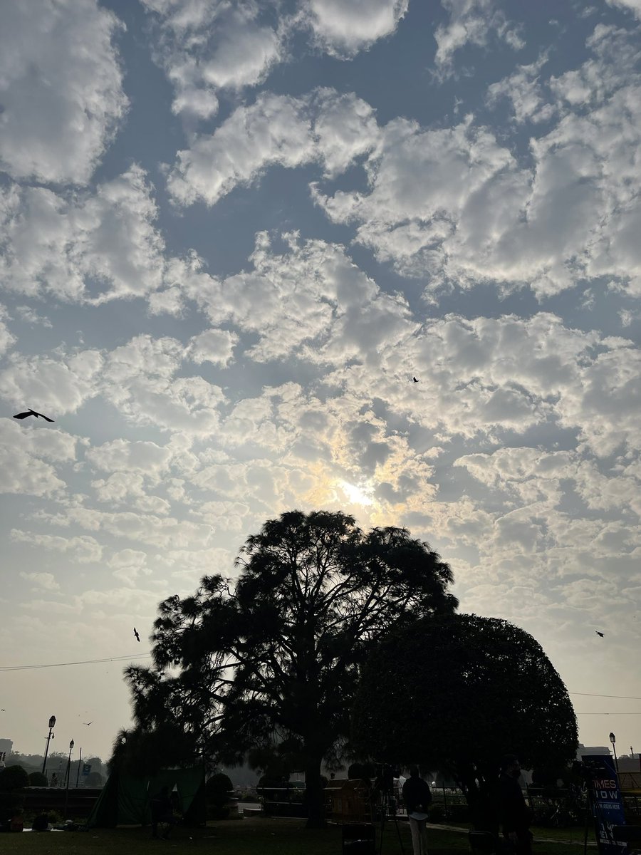NEETAS11's tweet photo. Sky …. Clouds #warmfebruary https://t.co/ZQtRE7GApB