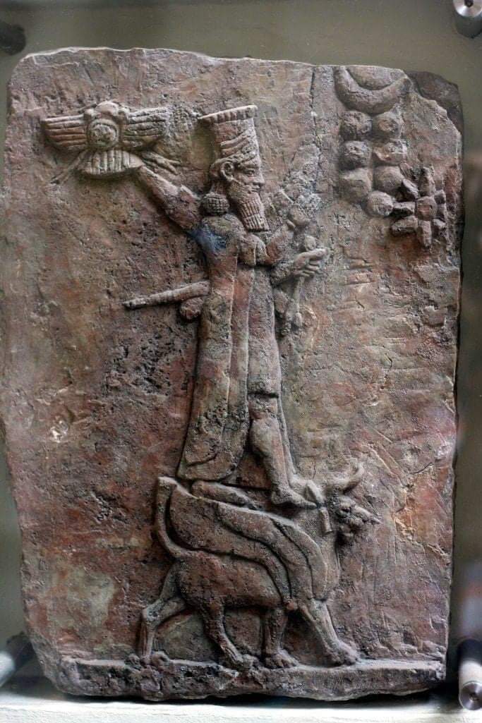 1- Adad: Babil ve Asur’da fırtına tanrısı.
Hem can veren hem can alan ikili bir özelliğe sahipti.

Yağdırdığı yağmurlarla toprağın yiyecek,  şarap ve tahıl vermesini sağlardı, bu nedenle bereket tanrısı özelliği de vardı.

Boğa ve aslan kutsal hayvanlarıydı.