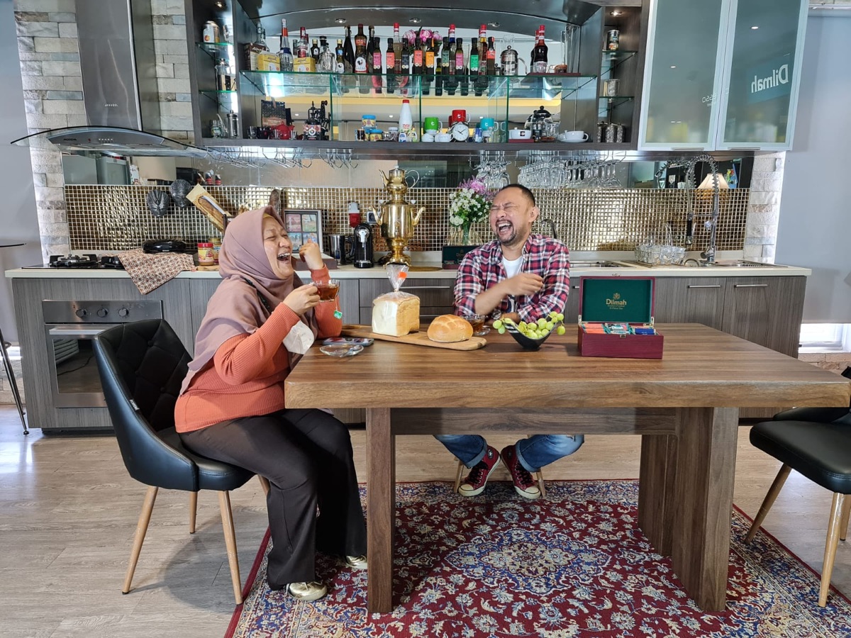 RockNal's tweet photo. Saya dan @tikeprie senang ngobrol, mau antara kami berdua atau sama orang lain.
Makanya kita udah siaran radio bareng 13 tahun. Diluar studio kalo ketemu diluar ya ngobrol juga.
Biasanya kan hanya denger suaranya doang, nah nanti akan ada bentuknya.
Tungguin ya!
#RoTi #RonalTike https://t.co/vkBvoSdQII