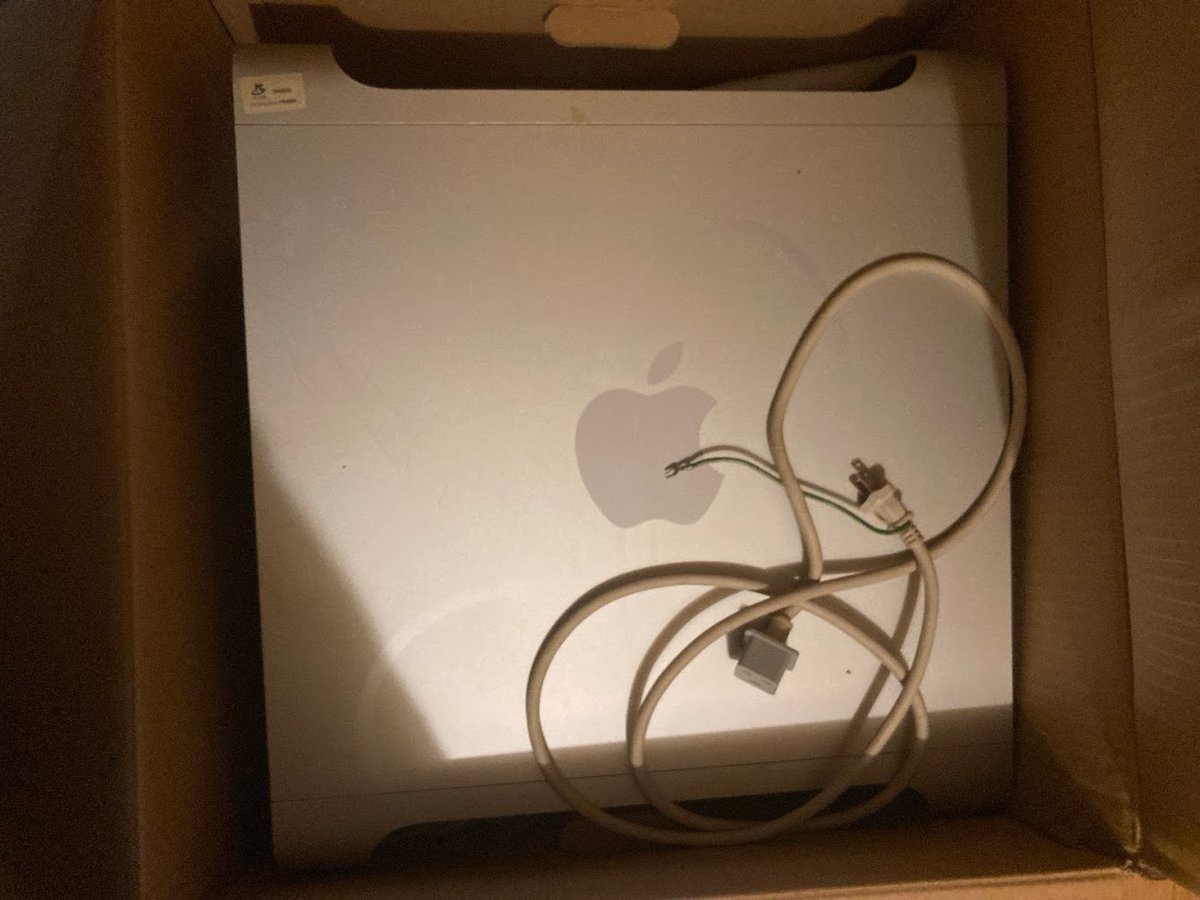 nobzoZ's tweet image. えっと…部屋片づけてたら、Mac G4?を発掘
なんでこんなもんが家にあるんだ？

てか、どーやって処分しよ

記憶が貞子でない

#MacG4