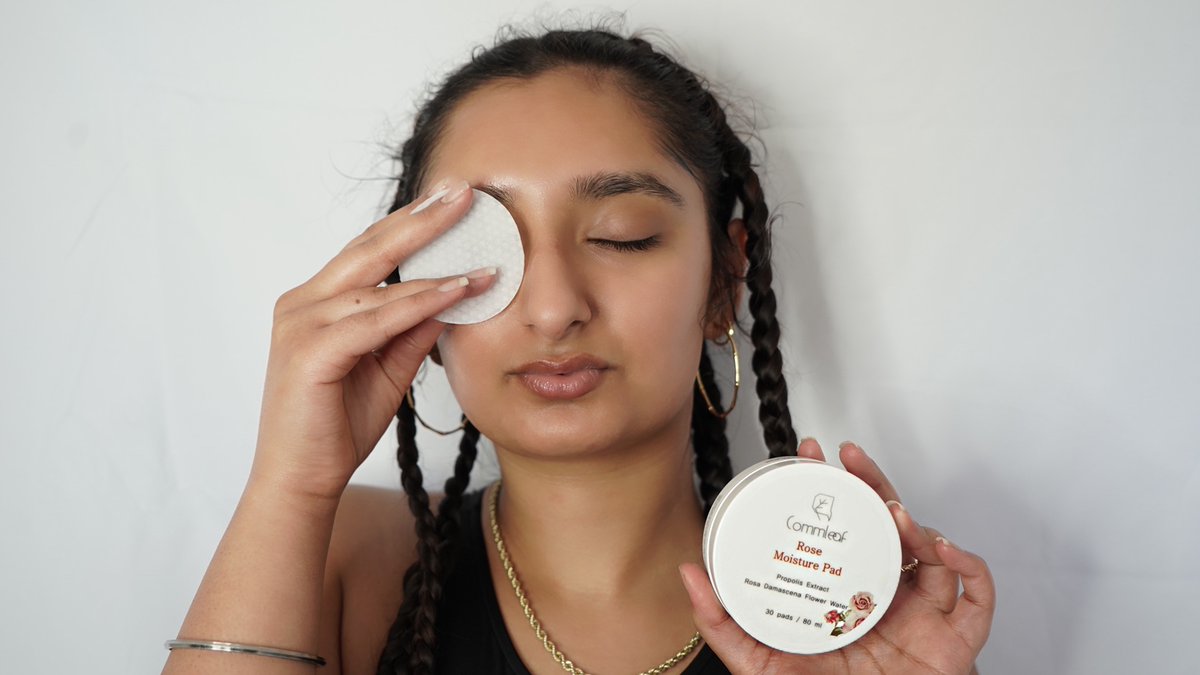 Liefessentials's tweet image. Commleaf Rose Moisture Pad is not an ordinary makeup remover. It is highly concentrated with a pleasant rose scent that leaves your skin feeling clean moisturised and refined. ✨

#lovelief #cleanskin #veganbeauty #veganskincareuk #veganbeautyuk #crueltyfree #kbeauty