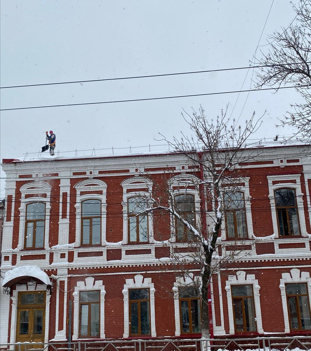 Очистка кровли от снега по адресу Некрасовская 29. 
<a href="/rradyukov/">Роман Радюков</a> <a href="/AdmSamRna/">Администрация Самарского внутригородского района</a>