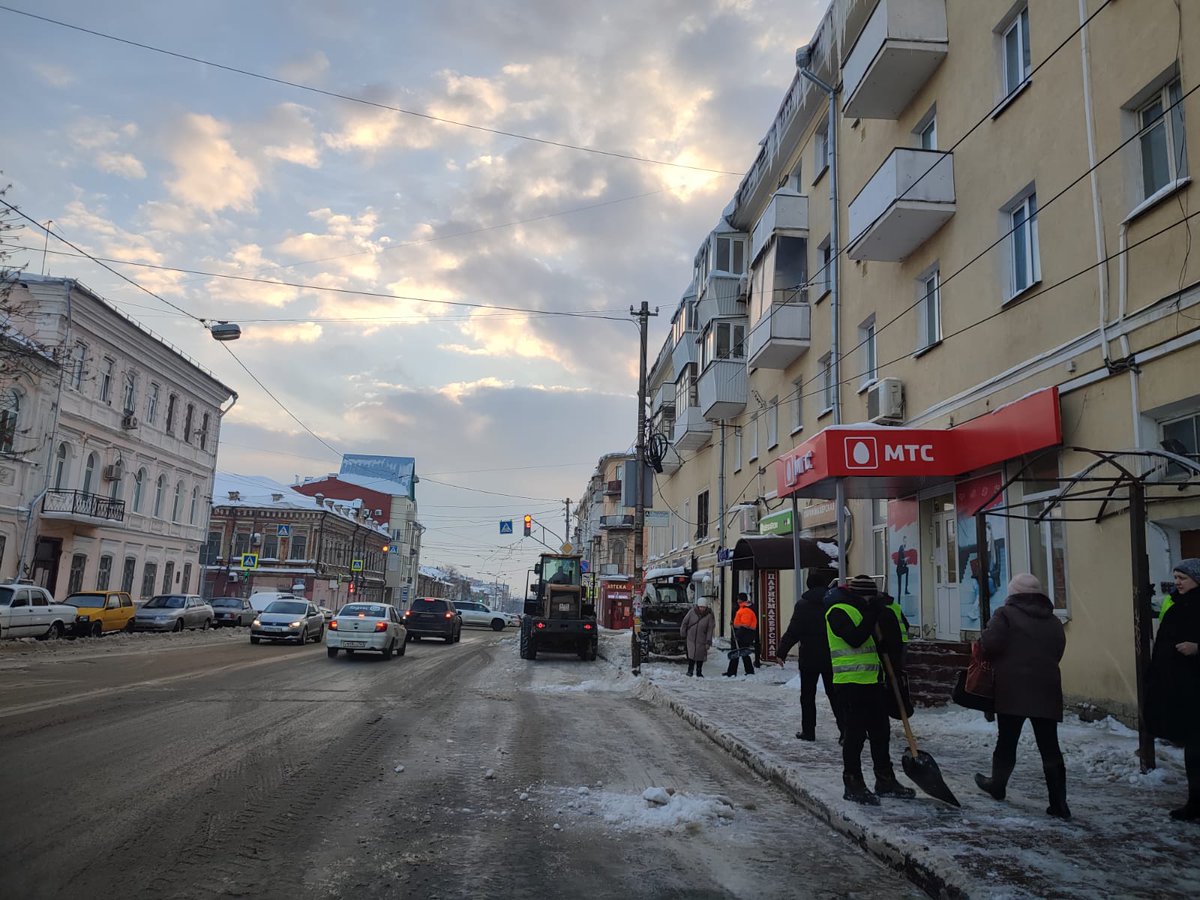Очищаются от снега остановки общественного транспорта на улице Венцека. 
<a href="/rradyukov/">Роман Радюков</a> 
<a href="/AdmSamRna/">Администрация Самарского внутригородского района</a> 
<a href="/MP_Blago63/">МП Благоустройство</a>