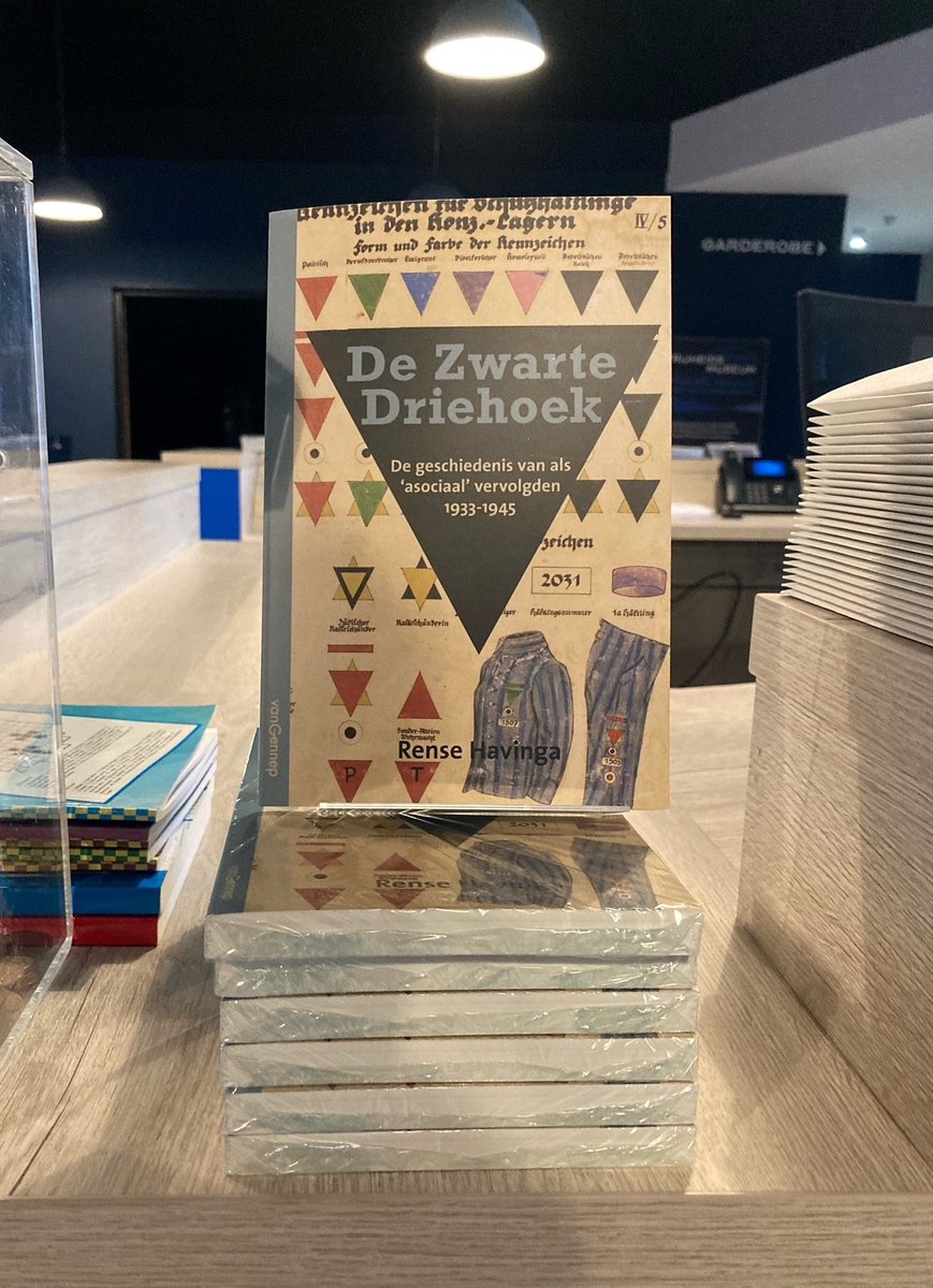 VANAF NU TE KOOP | 
Voor de wisselexpo ‘De Zwarte Driehoek’ deed onze conservator Rense Havinga de afgelopen jaren het eerste onderzoek ooit naar de circa 2.700 Nederlandse als ‘asociaal’ vervolgden.