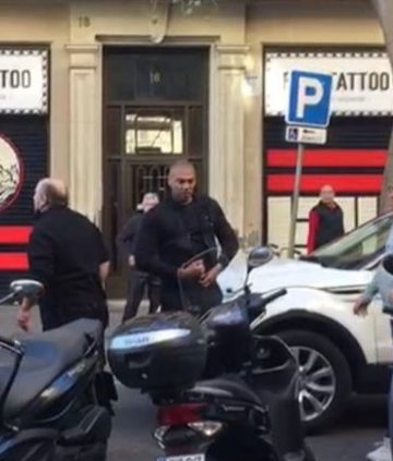 AccioBellvitge's tweet photo. Aquest home ens ha agredit al crit de maricón mentre anàvem a aturar un desnonament i ha donat un cop de puny a un company que està a urgències. Mentre ens pegava ha afirmat que era nazi i ha fet la salutació feixista. 
Aquest era seu rostre i cotxe.
Sant Antoni,11h #AlertaUltra https://t.co/1Fr9xEMpDg