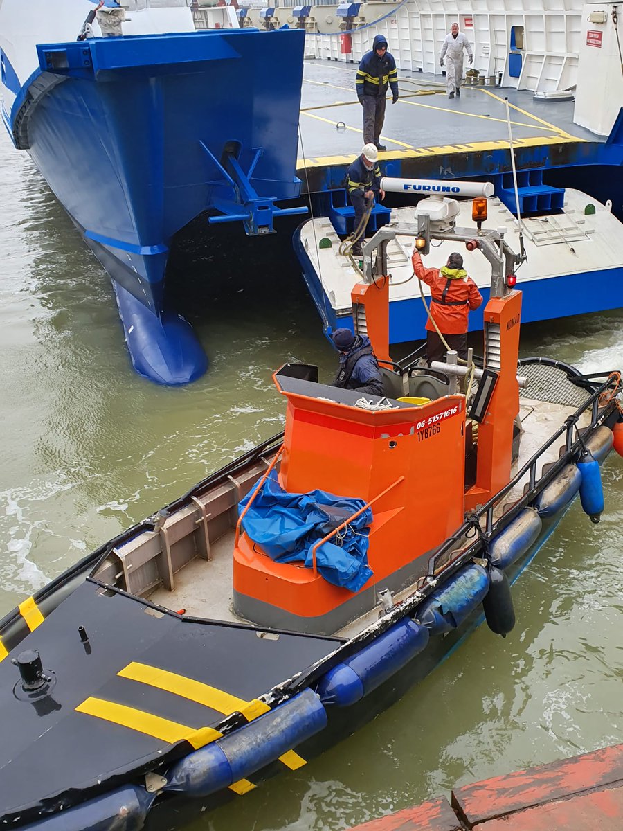rederijdoeksen's tweet photo. #werfnieuws Vrachtcatamaran #NoordNederland is weer te water: de werkzaamheden zijn bijna afgerond. De afgelopen periode is o.a. het #autodek kaal geschuurd en voorzien van een nieuwe anti-sliplaag. >> https://t.co/qvVhlLUkp2