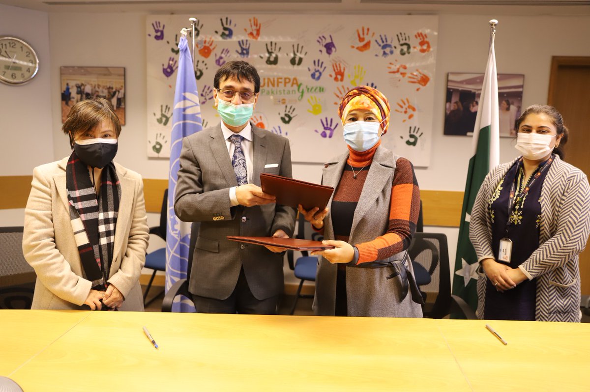unwomen_pak's tweet photo. UN Women &amp; UNFPA🇵🇰 signed an agreement 2 build on their existing work 2 end Child Marriage &amp; Sexual Harassment through reforms &amp; implementation of laws. “Women &amp; girls are our priority. As UN agencies, our focus should be on making their lives better" -@Sha_Rassool @Bakhtior_2014 https://t.co/QFOqOjCwJm