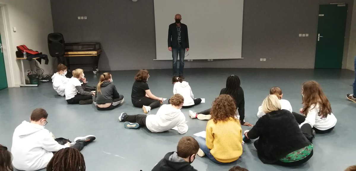 Quand les 6èmes 3 rencontrent le poète Alexis Pelletier dans le cadre de l'action "les poètes n'hibernent jamais",     des chorégraphies et des poèmes naissent! Merci à leur professeur Mme Bellery
<a href="/daac_normandie/">DAAC-Normandie</a> <a href="/lafactorie/">La Factorie</a> #EAC 
youtu.be/6_iggy46084