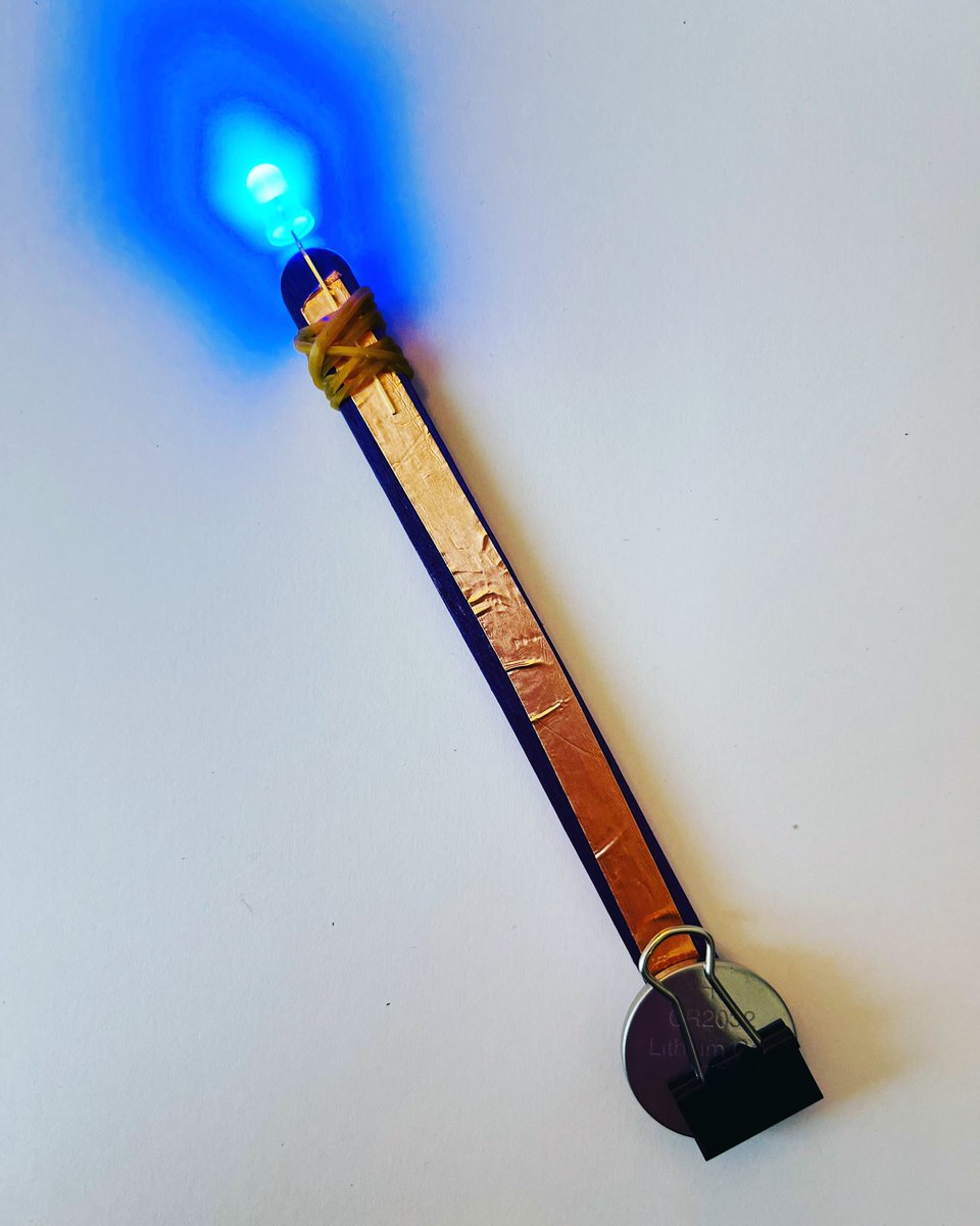 Seeing the light 💡 in a very dark environment.  Digitale Medienbildung in der Kindergarten👌🏻 #digatelemedienbildung <a href="/klax_de/">Klax</a>