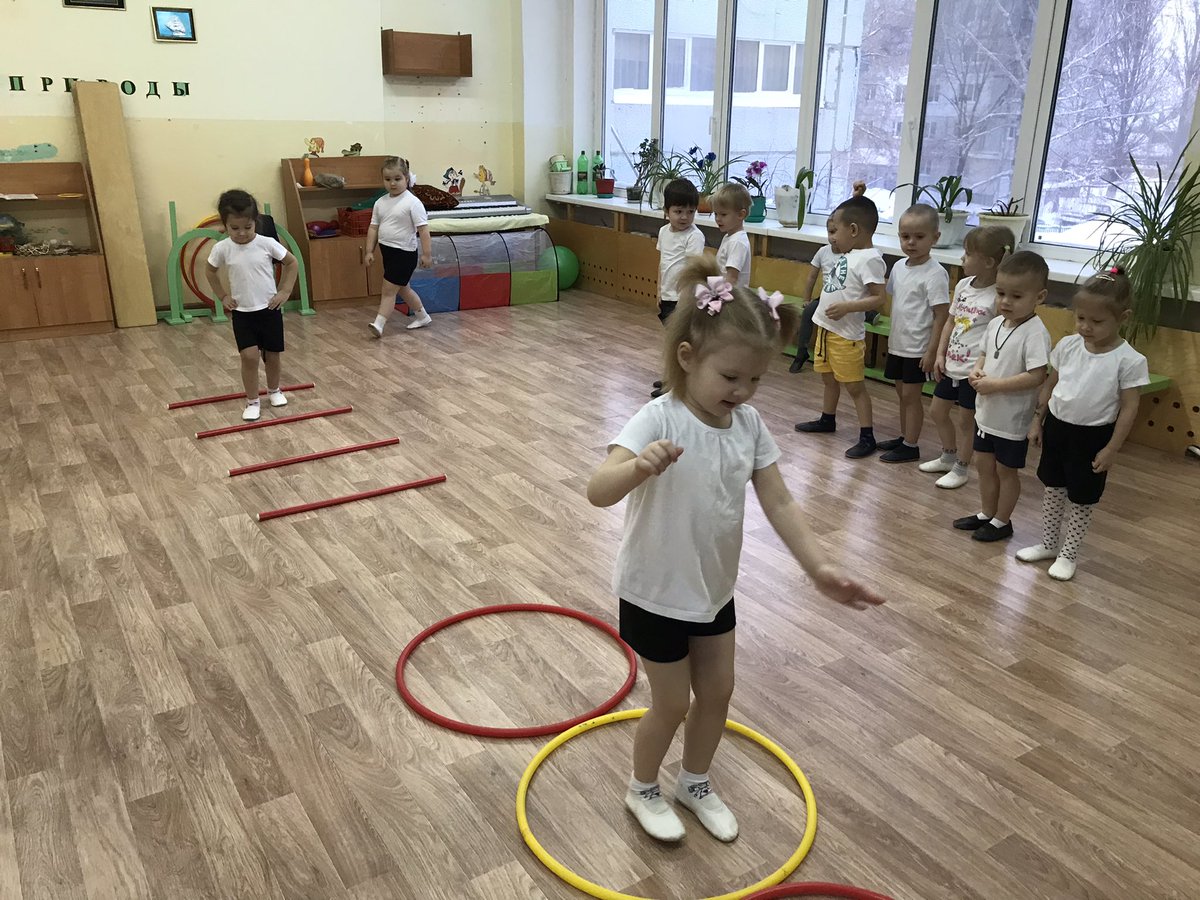 Нам зарядкой заниматься                   Очень - очень нравиться,                     Все, кому рекорды снятся,                  Спортом увлекаются!