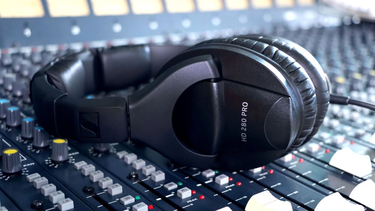 sennheiserjapan's tweet photo. ビンテージギアを大音量でクリアに聴く。 #HD280 Proヘッドホンでは、高いアンビエントノイズ減衰効果と正確でリニアなサウンド再生を体験できます。

詳しくは: https://t.co/pmyOIIg2JZ https://t.co/OeV5r5Rup9