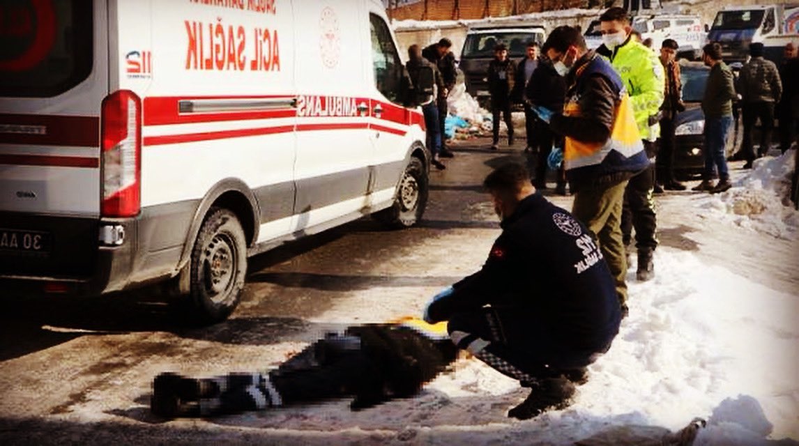 Hakkari'de ilk iş gününde görev yapacağı istasyona doğru yola çıkan 23 yaşındaki acil tıp teknisyeni Ceylan ÖNER o esnada mahallede kar temizliği yapan belediyeye ait kepçenin altında kalarak hayatını kaybettiğini derin bir üzüntü ile öğrenmiş bulunmaktayız rahmet,sabır diliyoruz