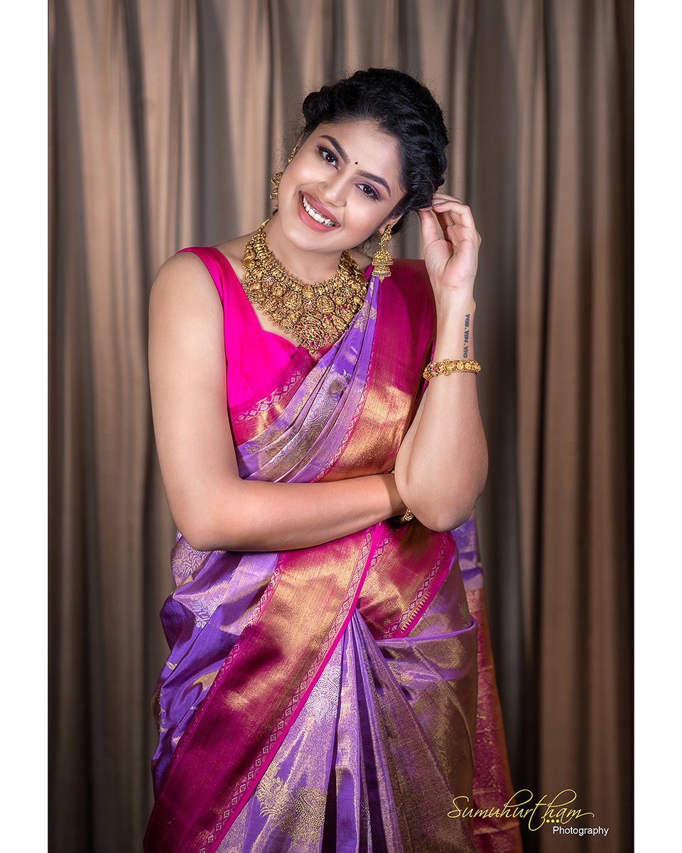 Six yards pure grace and mesmerizing @fariaabdullah
Her glamorous dose in these portraits is giving us natural Queen vibes!
.
.
#fariaabdullah #faria #sumuhurthamphotography