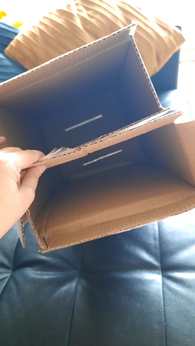 MaikeSorber's tweet photo. Kids bestellen een tablet bij @mediamarkt_nl en dit is wat ze na vertraging nu geleverd krijgen van @PostNL 
Twee teleurgestelde kinderen hier die moeten wachten en hun geld kwijt zijn tot Mediamarkt en PostNL besluiten wie de schuldige is..... 😑 https://t.co/lv0BasOE8H