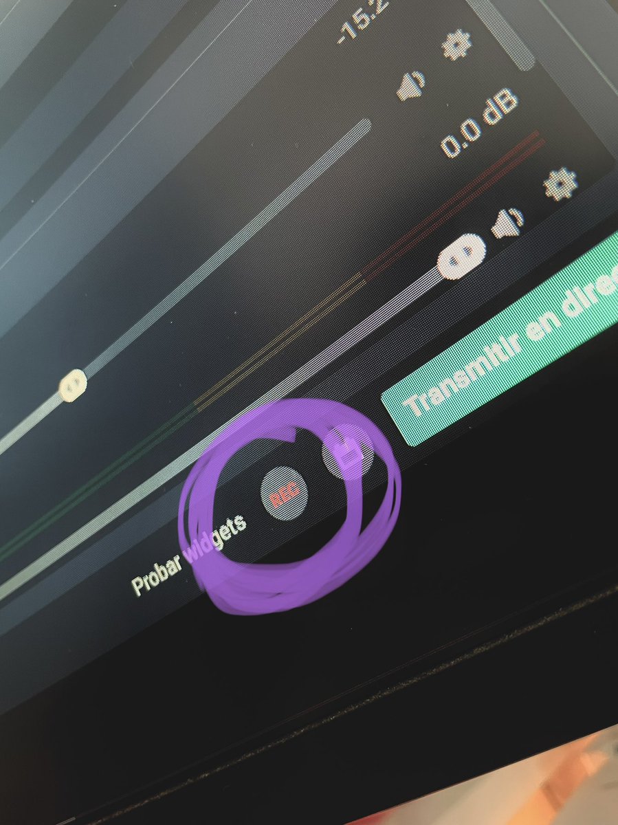 #PROTIP ☄️ Si quieres comprobar si se ve y se escucha correctamente tu #stream, sin liarla en directo, puedes grabar en vez de emitir. De esta forma luego podrás verte y oirte sin prisas, y llegar a afinar tu configuración al máximo. #twitch #streamer ✅