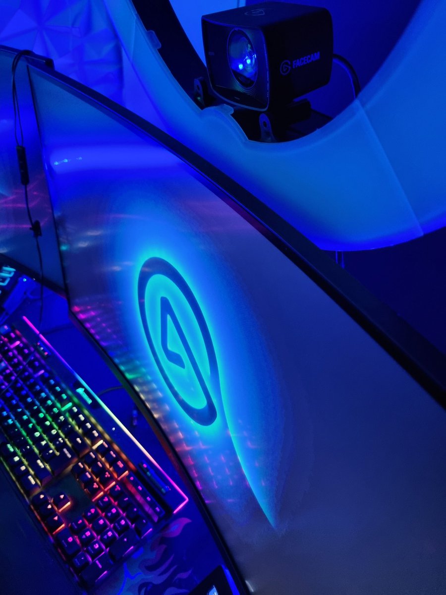 Mit der Facecam von <a href="/elgatoDE/">Elgato DE</a> holst du dir immer ein scharfes Bild in den Stream! Danke für das hotte setup <a href="/elgatogamingDE/">Elgato</a> #TwitchDE