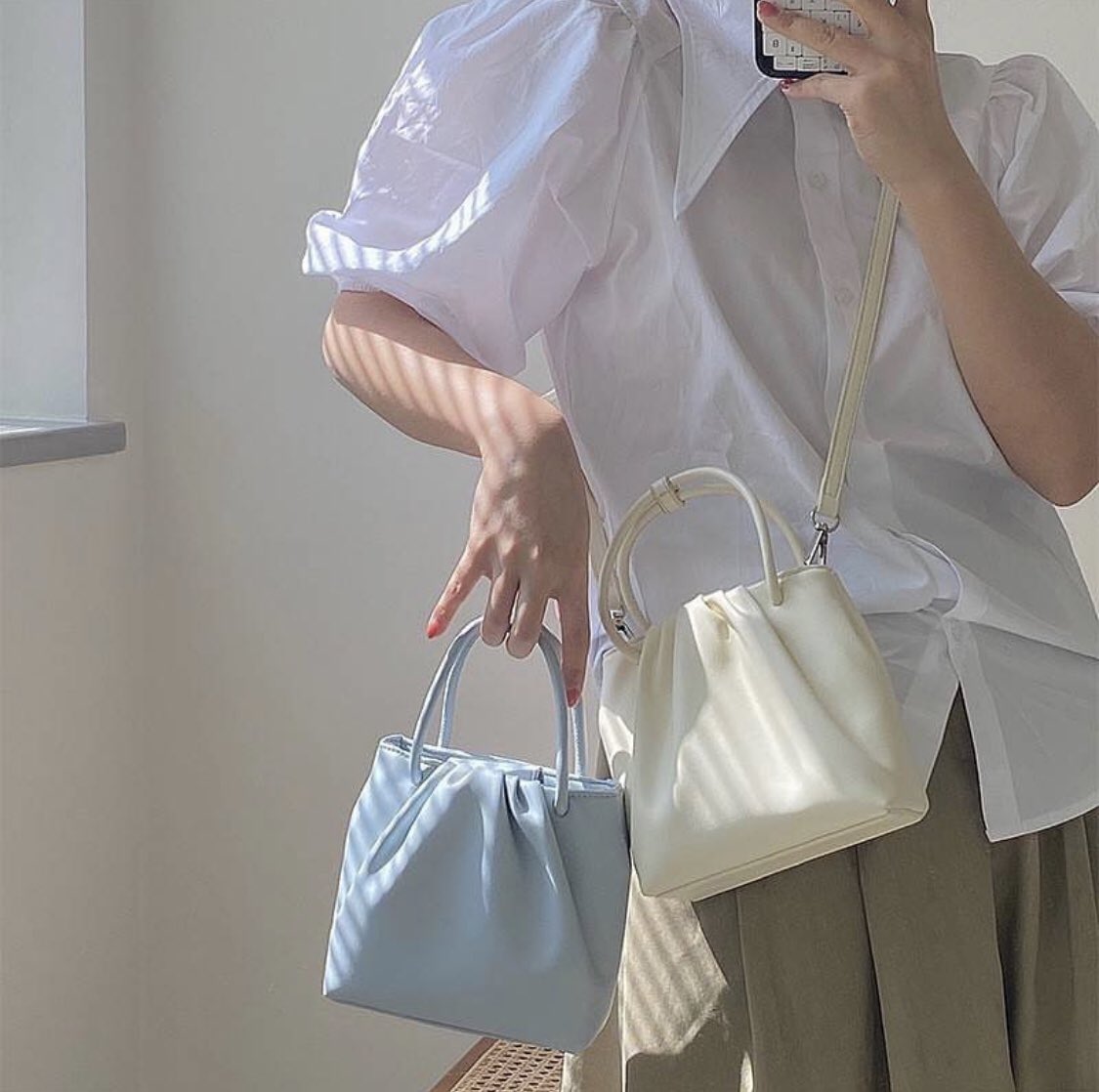 — wyn bag 320฿ ส่งฟรี reg ปุ๊กปิ๊กมากค่ารุ่นนี้ size : 13.5x15.5x5 cm ใส่โทรศัพท์รุ่นพลัสได้ค่ะหนังนิ่มมาก 💘 พร้อมส่งค่า

rt ลดเพิ่ม 10฿ สามารถเลือกได้ทั้งร้านค่า