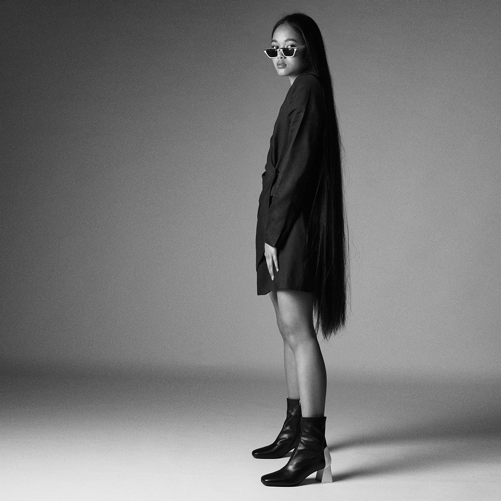 When in doubt,
all black everything 🖤

Square toe crafted from soft unlined leather and contrasting painted heel.

Find your style at
unrealfields.com