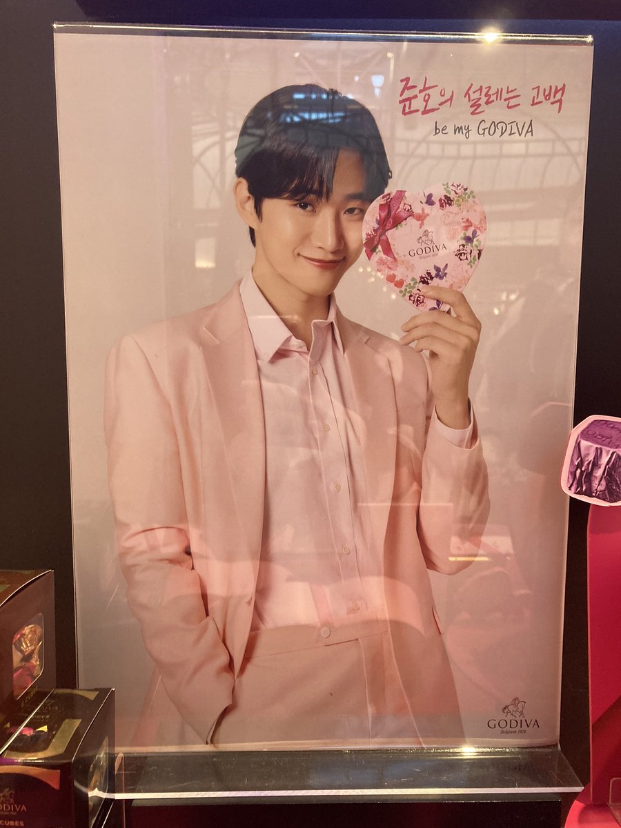 a_o0dd02's tweet photo. 고디바를 사달라고 오빠가 말하는 격 아닌가요.. 오빠가 든거 사려다가 사악한 가격에 포기.. https://t.co/gCtFIJe3gw