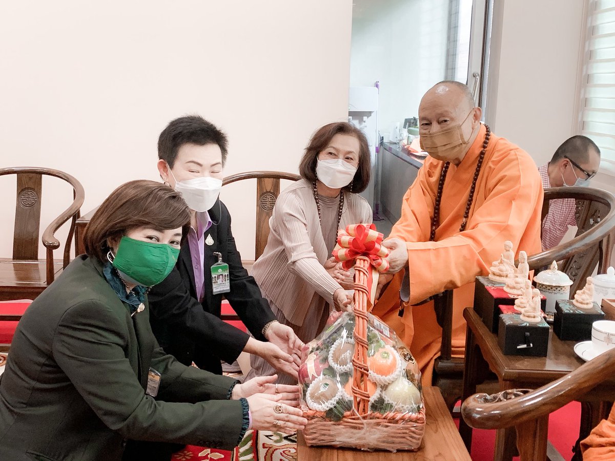 54_prayasuren's tweet photo. “         เนื่องในวันครบรอบคล้ายวันเกิด พระธรรมาจารย์ ดร.ซิน ติ้ง (เจ้าอาวาสสถาบันพุทธศาสน��เถรวาท-มหายาน)   ผู้ทำคุณประโยชน์ให้แก่ประเทศไทยมากมาย
          
          ลูกศิทษ์ลูกหา ผู้ใหญ่จากกระทรวงต่างๆ ได้เข้าอวยพรมุทิตา และรับประทานอาหารเจ ร่วมกัน https://t.co/mAFCb6SXlS