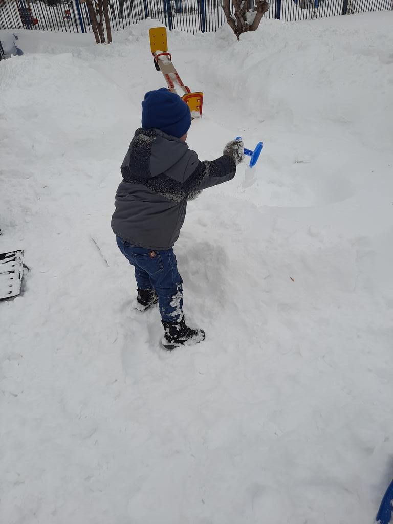 Снего-снего-снегопад!
Хватит дела для лопат,
Для лопат и для скребков,
Для больших грузовиков!