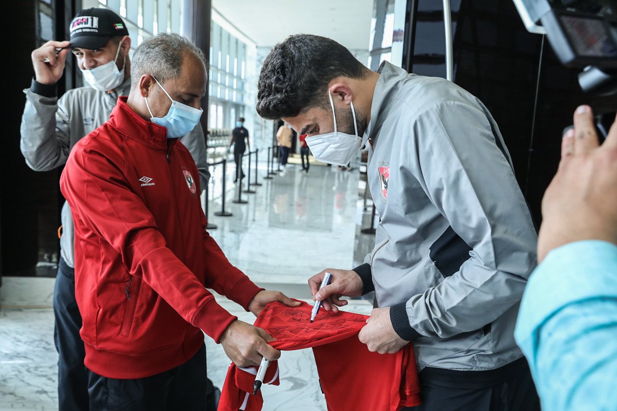 🔴| فيفا يُهْدي الأهلي شهادة تقدير.. ويحصل على قميص النادي موقعًا من اللاعبين 🦅💪👌