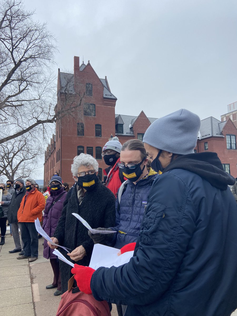 RebecaPereiraa's tweet photo. Professional staff unions representing 8,000 @UMassAmherst employees rallied today for fair salaries and strengthened COVID-19 protocol. 

Contract negotiations have stalled since 2020, when workers took two-week furloughs to prevent austere lay-offs.

Story tonight on @WMUANews: https://t.co/tRl8O2QatL