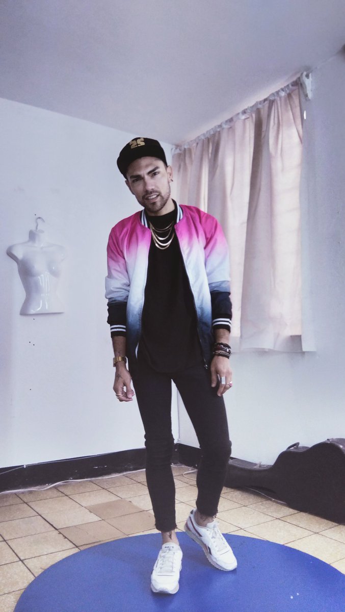 Maxastorgadesi1's tweet photo. De Negro y con toque rosa
 #guy
#gayboyfriend 
#BLACKPINK 
#Miercoles 
#diseñador https://t.co/q0WsP7OgOp