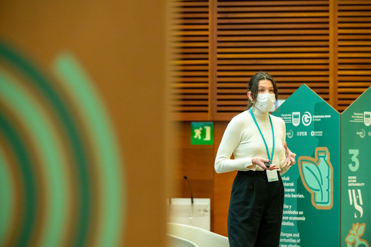 OrainIngurumena's tweet photo. Coralie Jehanno investigadora postdoctoral & CSO de @PolykeyPolymers, nos explica la tecnología de reciclaje químico que desarrollan, creando del policarbonato, Monómeros.
La empresa #Polykey, les da la oportunidad de sacar de los laboratorios esta tecnología.
#EIECGipuzkoa2021 https://t.co/h6W1CeIRhX