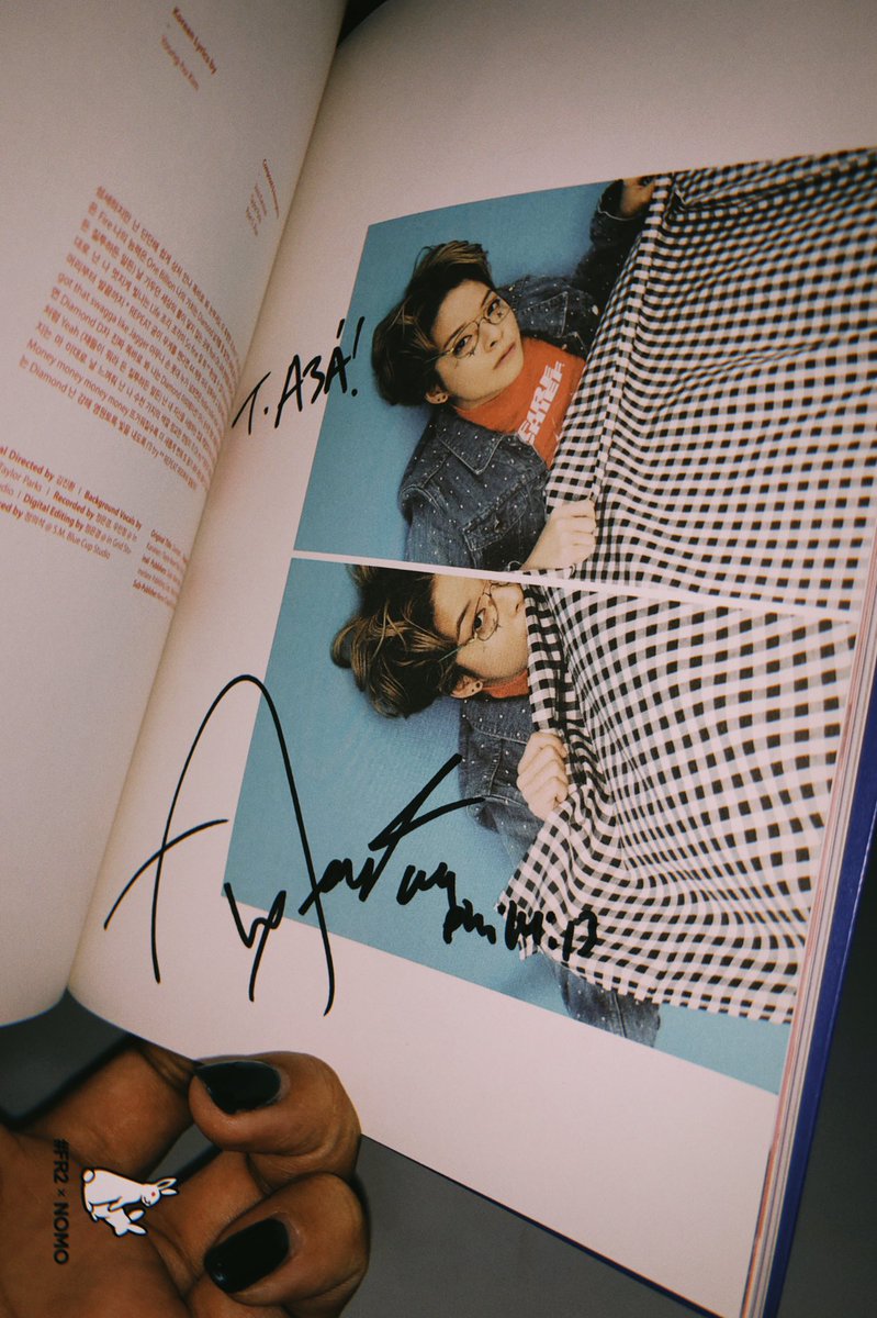 yunjae's tweet photo. I feel like this copy of f(x)’s 4 Walls album needs to be placed in an acrylic case 😭 

Signed by all members, most definitely during a fansign🥺 
 
#fx #fx_4walls https://t.co/quQW0bZa1q