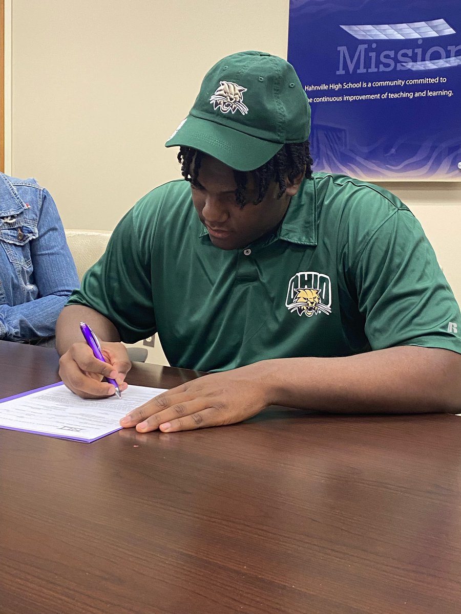 SCPPS's tweet photo. Congrats to these @DHSWildcats and @HahnvilleHigh student-athletes who committed to continuing their academic and athletic careers at the next level: Jarian Shelby @OhioFootball, Ryley Borne @oursoutheastern 🏐 and Will Bryant @Nicholls_FB! https://t.co/UEBFG7auGu